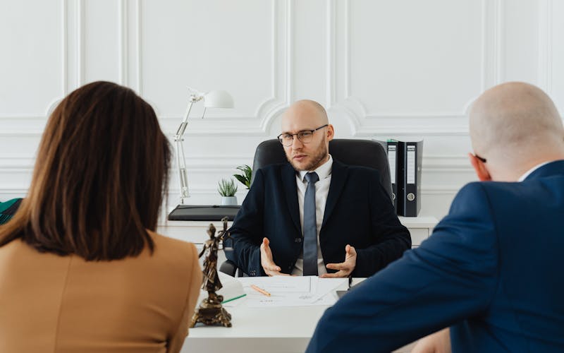 Conseiller en assurance recevant des clients